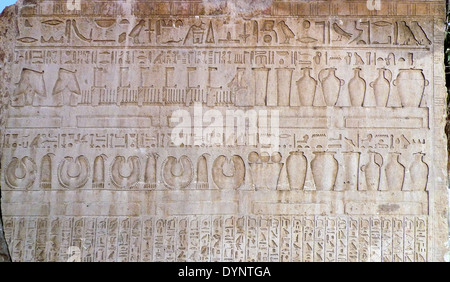 Musée égyptien du Caire.Un détail d'une stèle à la cour du Musée. Banque D'Images