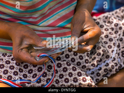 Bushman Women Making Colliers avec de la coquille des Œufs d'autruche, Namibie, Tsumkwe Banque D'Images