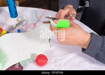 Couper des bandes de Artisan cuir à faire des boules de jai alai Banque D'Images