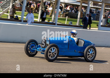 1925 Bugatti Type 35 avec chauffeur Annette Mason, Grover-Williams course pour le trophée, 72e réunion des membres de Goodwood, Sussex, UK. Banque D'Images