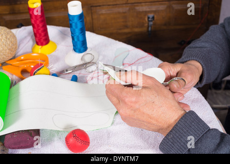 Couper des bandes de Artisan cuir à faire des boules de jai alai Banque D'Images
