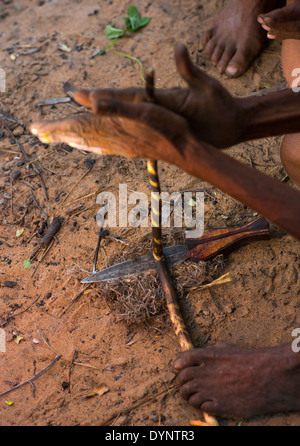 Des Bushmen, incendie, la Namibie Tsumkwe Banque D'Images