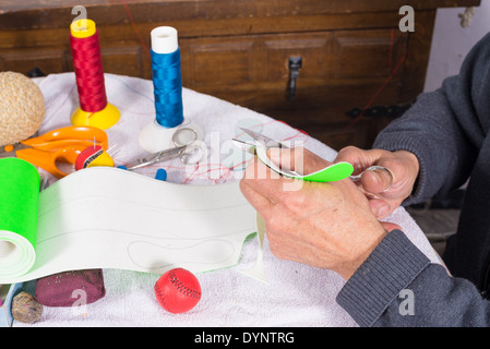 Couper des bandes de Artisan cuir à faire des boules de jai alai Banque D'Images
