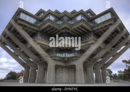 La Geisel Library de l'Université de Californie à San Diego, a ouvert ses portes en 1970, nommé d'après Audrey et Theodor Seuss Geisel, en avril 2013. Banque D'Images