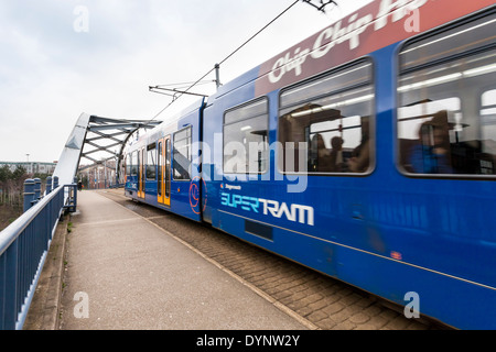 Tram, Sheffield. Supertram de traverser le pont à la place du parc, Sheffield, England, UK Banque D'Images