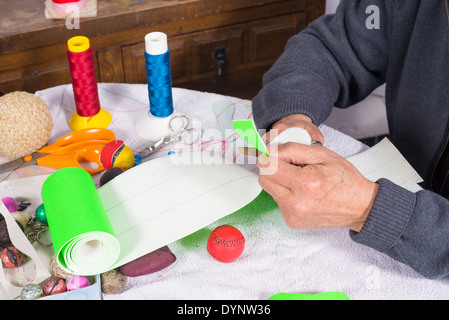 Couper des bandes de Artisan cuir à faire des boules de jai alai Banque D'Images