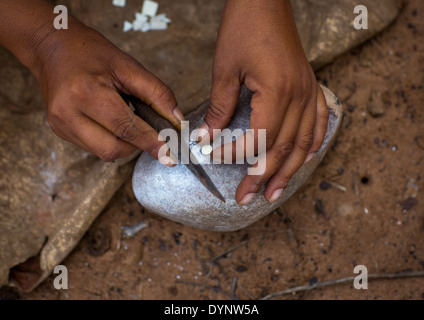 Bushman Women Making Colliers avec de la coquille des Œufs d'autruche, Namibie, Tsumkwe Banque D'Images