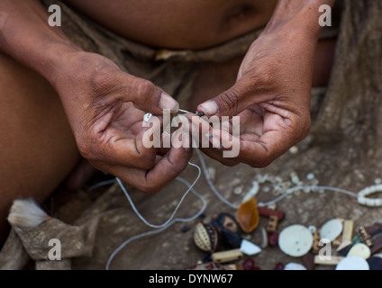 Bushman Women Making Colliers avec de la coquille des Œufs d'autruche, Namibie, Tsumkwe Banque D'Images
