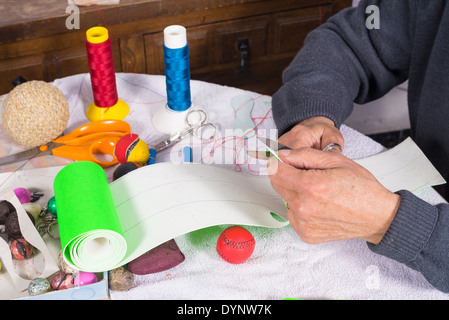 Couper des bandes de Artisan cuir à faire des boules de jai alai Banque D'Images