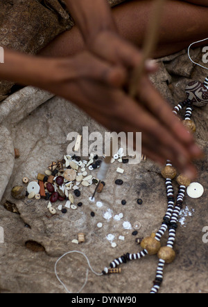 Bushman Women Making Colliers avec de la coquille des Œufs d'autruche, Namibie, Tsumkwe Banque D'Images