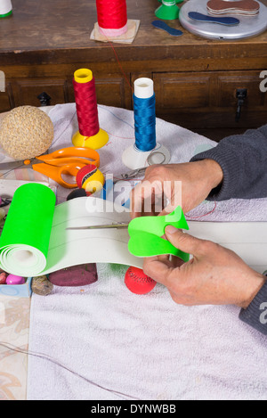 Couper des bandes de Artisan cuir à faire des boules de jai alai Banque D'Images