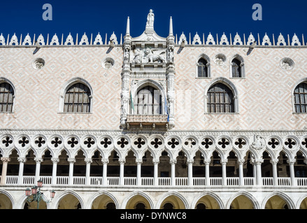 Venise, Italie. Le Palais des Doges avec détail façade, construite en style gothique vénitien sur la Piazza San Marco. Banque D'Images
