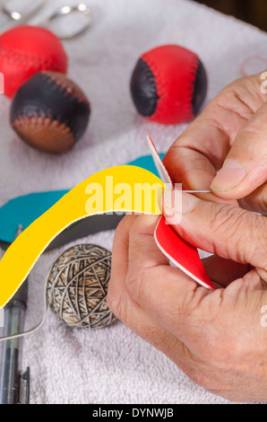 Petits morceaux de cuir à coudre dans une pelote basque traditionnel ball Banque D'Images