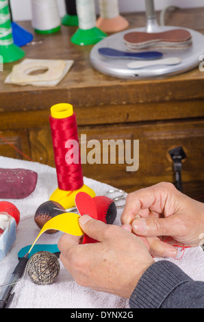 Petits morceaux de cuir à coudre dans une pelote basque traditionnel ball Banque D'Images
