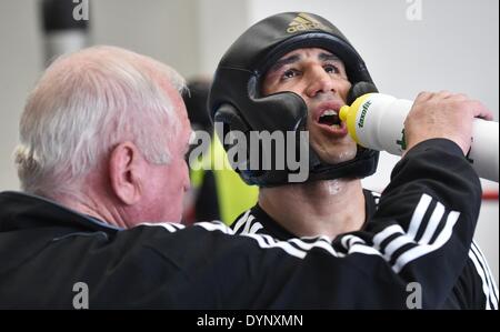 Allemagne, Kienbaum. Apr 23, 2014. Champion du Monde WBO Arthur Abraham (R) boit de l'eau de son entraîneur Ulli Wegner au cours de la session de formation de presse au Centre National d'entraînement en Allemagne, Kienbaum, 23 avril 2014. Il se battra Monténégro Sjekloca pour défendre son titre WBO super poids moyens à Berlin le 03 mai 2014. Photo : PATRICK PLEUL/dpa/Alamy Live News Banque D'Images