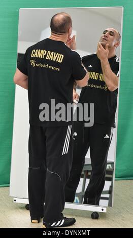 Allemagne, Kienbaum. Apr 23, 2014. Champion du Monde WBO Arthur Abraham se tient devant un miroir pendant la session de formation de presse au Centre National d'entraînement en Allemagne, Kienbaum, 23 avril 2014. Il se battra Monténégro Sjekloca pour défendre son titre WBO super poids moyens à Berlin le 03 mai 2014. Photo : PATRICK PLEUL/dpa/Alamy Live News Banque D'Images