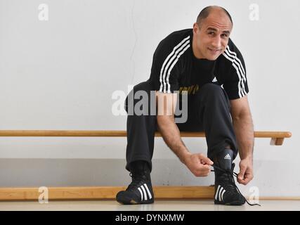 Allemagne, Kienbaum. Apr 23, 2014. Champion du Monde WBO Arthur Abraham siège durant la session de formation de presse au Centre National d'entraînement en Allemagne, Kienbaum, 23 avril 2014. Il se battra Monténégro Sjekloca pour défendre son titre WBO super poids moyens à Berlin le 03 mai 2014. Photo : PATRICK PLEUL/dpa/Alamy Live News Banque D'Images