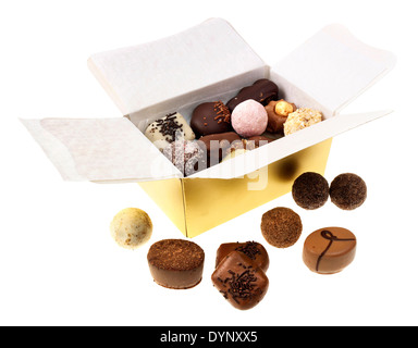 Une découpe D'UNE BOÎTE EN OR D'UN ASSORTIMENT DE CHOCOLATS À LA TRUFFE Banque D'Images