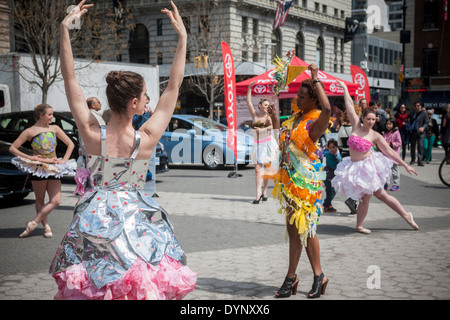 Les danseurs vêtus de costumes fabriqués à partir de matériaux recyclés effectuer à Union Square à New York au cours de la Journée de la Terre juste New York Banque D'Images