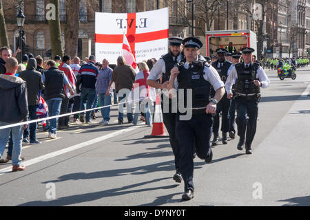 Londres, le 15 mars 2014. Rush dans Police renforcer,ments comme contre-manifestants anti-fascistes tentent une attaque sur l'plusieurs dizaines de soldats anglais Volunter active et d'autres groupes anti-islamiste qu'ils marchent contre l'extrémisme islamique, au Parlement. Banque D'Images