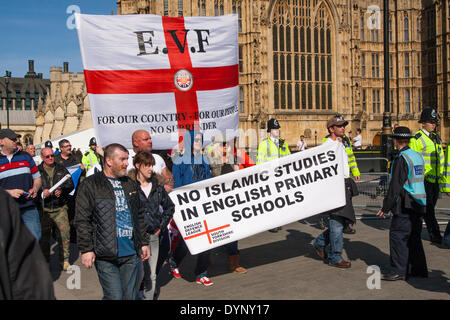 Londres, le 15 mars 2014. Un petit groupe du Français Volunter active et d'autres groupes dissidents anti-islamiste mars contre l'extrémisme islamique, au Parlement. Banque D'Images