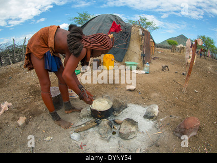 Femme Himba, cuisson, la Namibie Epupa Banque D'Images