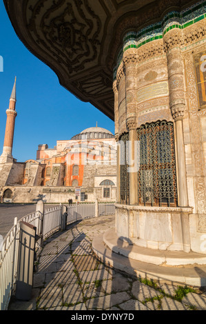 L'extérieur de la fontaine du Sultan Ahmed iii avec Agia Sofiya en arrière-plan, Sultanahmet, Istanbul, Turquie Banque D'Images