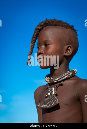 Jeune fille avec lits jumeaux Himba, coiffure ethnique, la Namibie Epupa Banque D'Images