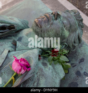 Tombe du journaliste assassiné Victor Noir, également connu sous le nom de Yvan Salmon, au cimetière du Père-Lachaise, Paris Banque D'Images