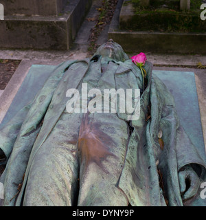 Tombe du journaliste assassiné Victor Noir, également connu sous le nom de Yvan Salmon, au cimetière du Père-Lachaise, Paris Banque D'Images