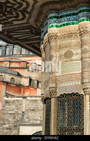 L'extérieur de la fontaine du Sultan Ahmed iii avec Agia Sofiya en arrière-plan, Sultanahmet, Istanbul, Turquie Banque D'Images