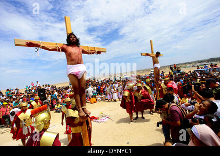 REQUE, PÉROU - 18 avril : catholique péruvienne dévots la crucifixion de Jésus Christ pour marquer le Vendredi Saint à Reque dans le village du nord du Pérou, dans la région de Reque, Pérou, le 18 avril 2014. Catholique péruvienne dévots célébrer le Vendredi saint avec des millions de catholiques à travers le monde, à l'occasion de la torture et la mort de Jésus Christ. Photo par Elkin Cabarcas Banque D'Images