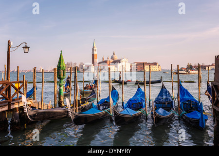 Gondoles sur le Canale di San Marco avec l'église San Giorgio Maggiore, à Venise, Italie Banque D'Images