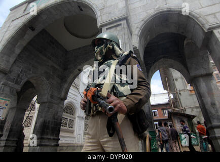 Srinagar, au Cachemire, en Inde . Un Indien soldats paramilitaires montent la garde pendant une campagne électorale rassemblement au centre ville de Srinagar, la capitale d'été du Cachemire indien, 23/4/2014. Élections législatives en Inde se tiendra en neuf phases entre le 07 avril et 12 mai 2014, la Commission électorale du pays a déclaré avec un total de 814,6 millions de personnes admissibles à voter - autour de 100 millions de dollars de plus que dans les élections de 2009. Dpa : Crédit photo alliance/Alamy Live News Banque D'Images