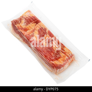 Paquet de bacon cru isolé sur fond blanc Banque D'Images