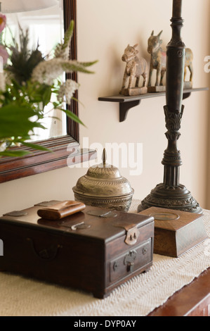 Groupe d'objets avec lampe, miroir, et boîte de bijoux Banque D'Images