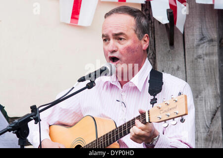 South Littleton, Evesham, Worcestershire, Royaume-Uni. 23 avril 2014. Simon Greenhalgh chantant une chanson d'asperges au lancement de cette années La fête des asperges dans le Vale of Evesham sur St Georges 24. Credit : FG Ottico/ Alamy Live News Banque D'Images