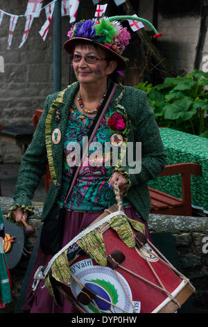 South Littleton, Evesham, Worcestershire, Royaume-Uni. 23 avril 2014. L'Asum Gras Molly danse Danseurs lors du lancement de cette années La fête des asperges dans le Vale of Evesham sur St Georges 24. Credit : FG Ottico/ Alamy Live News Banque D'Images