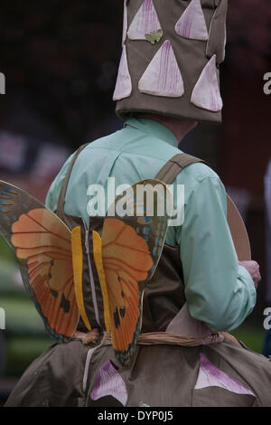 South Littleton, Evesham, Worcestershire, Royaume-Uni. 23 avril 2014. Asperges incroyable costume porté par John Jenkinson lors du lancement de cette années La fête des asperges dans le Vale of Evesham sur St Georges 24. Credit : FG Ottico/ Alamy Live News Banque D'Images