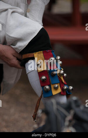 Bretforton, Evesham, Worcestershire, Royaume-Uni. 23 avril 2014. Morris cloches portées par Pebworth Morris Man lors du lancement du British Asparagus Festival de cette année dans la vallée d'Evesham sur St. Georges Day. Crédit : FG Ottico/ Alamy Live News§§§ Banque D'Images