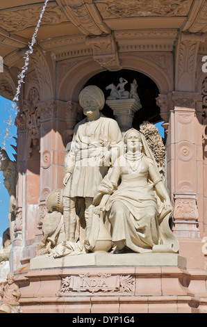 Détail de la fontaine Doulton sur Glasgow Green d'une marque figurative représentant du groupe en Inde. Banque D'Images