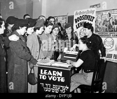 Les électeurs américains se préparent à voter pour le ticket Lehman/Roosevelt dans les 1936 élections de gouverneur de New York Banque D'Images