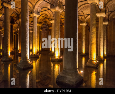 Colonnes de la Citerne Basilique Yerebatan près de l'Hippodrome, Sultanahmet, Istanbul, Turquie. Banque D'Images