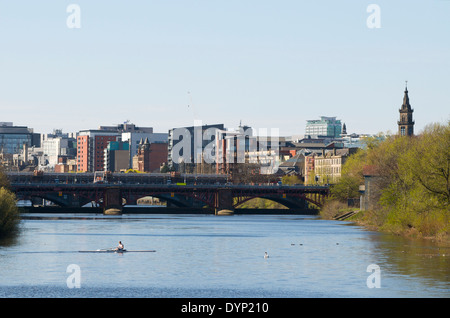 La rameuse sur la rivière Clyde dans le centre-ville de Glasgow. Banque D'Images