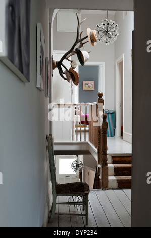 Bois monté comme un double up hat rack sur le mur d'un atterrissage avec balustrade en bois Banque D'Images