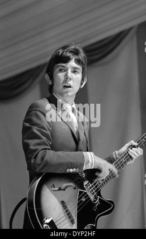 Les petits visages groupe pop britannique avec Ronnie Lane au Windsor Jazz & Blues Festival , en Angleterre, le 11 août 1967 Banque D'Images