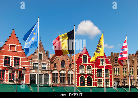 Bâtiments colorés en place du marché, Bruges, Belgique Banque D'Images