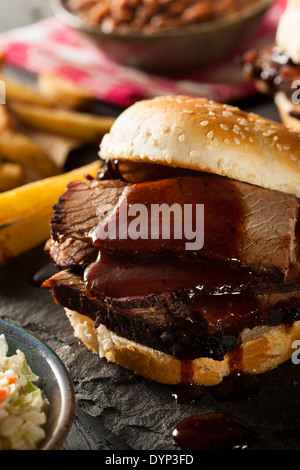 Barbecue fumé Brisket Sandwich avec de la salade de chou et fèves au Banque D'Images