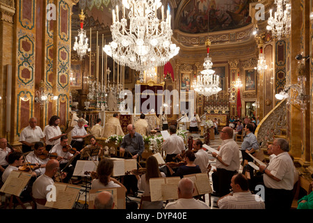 Une chorale prend part à une cérémonie en l'église qui a eu lieu pendant la période de pointe de célébrations de l'Église catholique au cours d'une fête de la ville de Malte. Banque D'Images