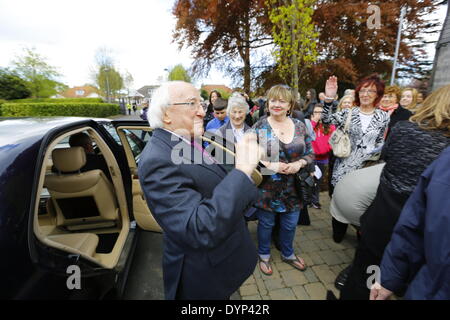 Dublin, Irlande. 23 avril 2014. Le Président irlandais Michael D. Higgins des vagues à la foule avant qu'il quitte. Le Président irlandais Michael D. Higgins ont participé à la commémoration publique à l'église de St Jean le Baptiste pour le 1 000 e anniversaire de la bataille de Clontarf. Crédit : Michael Debets/Alamy Live News Banque D'Images